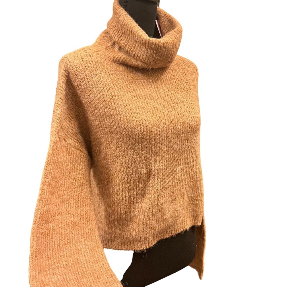 Modern Minimalist Ribbed Cropped Sweater - Picture 4 of 5